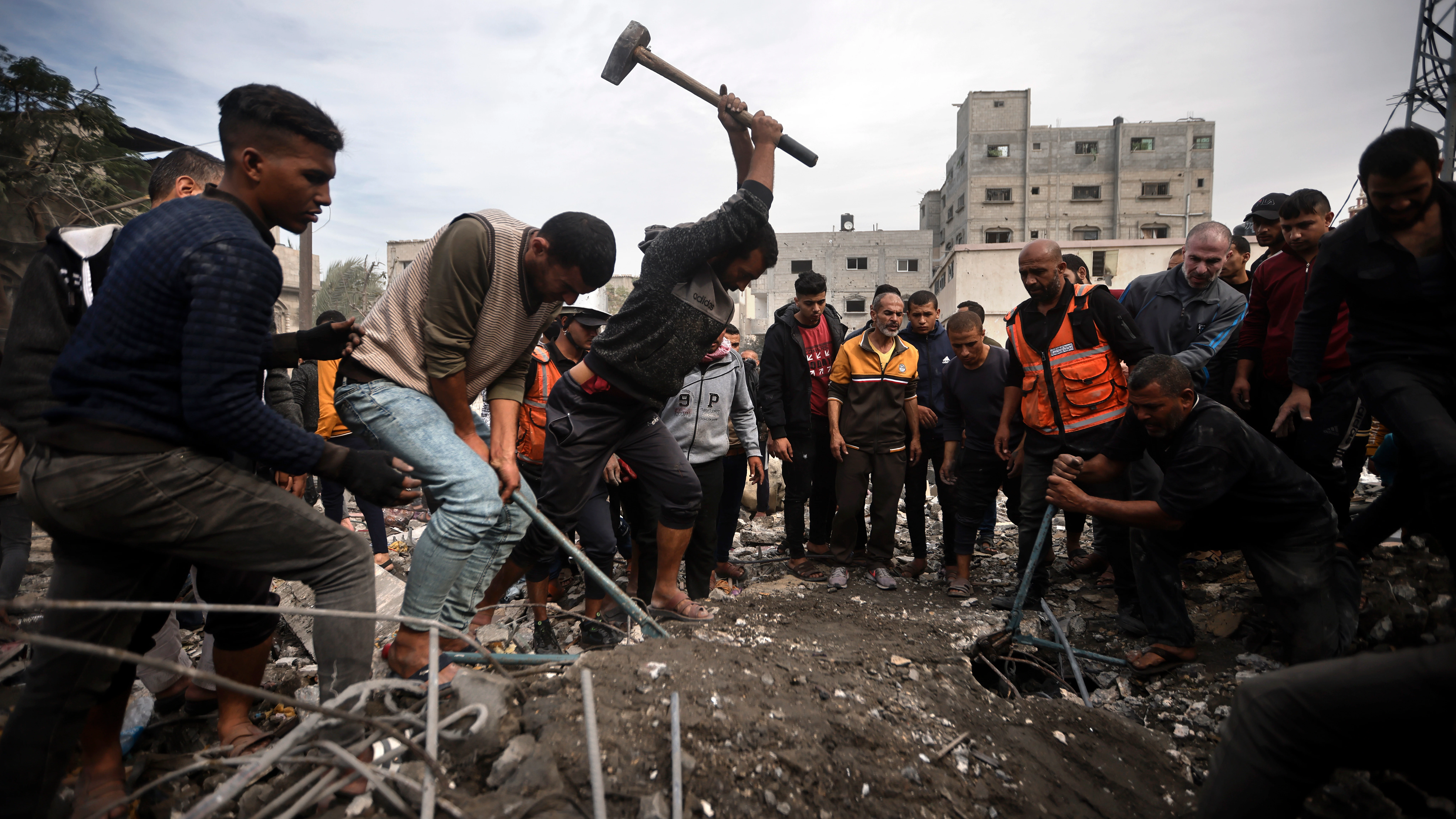 Palestinos buscan a supervivientes entre los escombros tras bombardeos de Israel sobre la Franja de Gaza