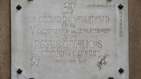 Placa conmemorativa del centenario del matrimonio de los REyes Católicos
