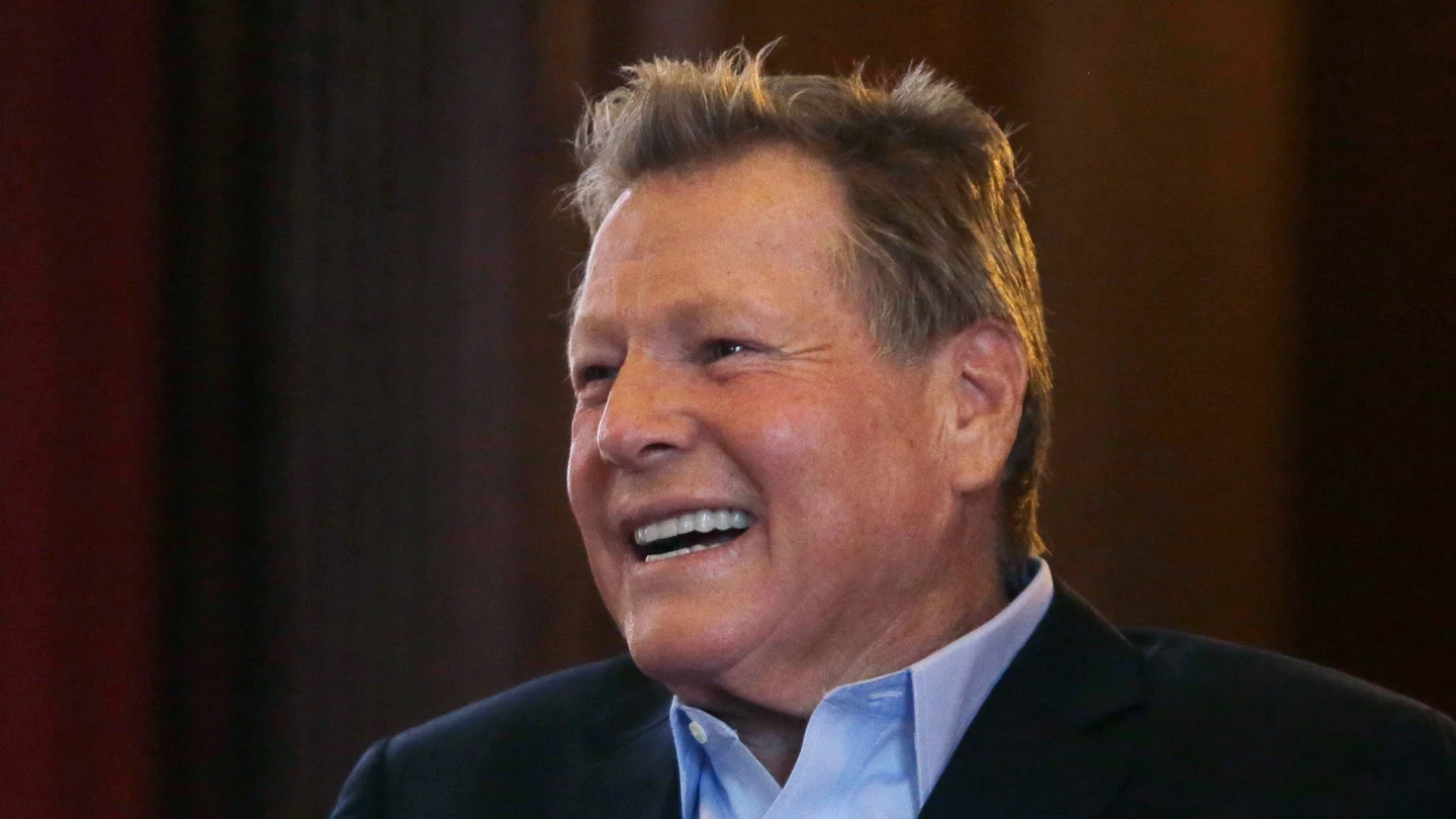 Ryan O'Neal, sonriendo en una imagen tomada en el año 2016 Ryan O'Neal, sonriendo en una imagen tomada en el año 2016