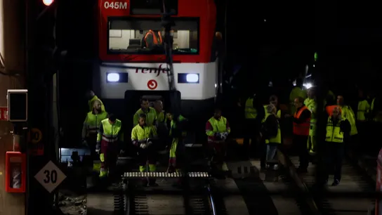 Un tren de cercanías de Renfe que realizaba el recorrido entre las estaciones Aeropuerto – Príncipe Pío en Madrid sufre la salida de vía de un eje a la entrada de la estación de Atocha. Un tren de cercanías de Renfe que realizaba el recorrido entre las estaciones Aeropuerto – Príncipe Pío en Madrid sufre la salida de vía de un eje a la entrada de la estación de Atocha.