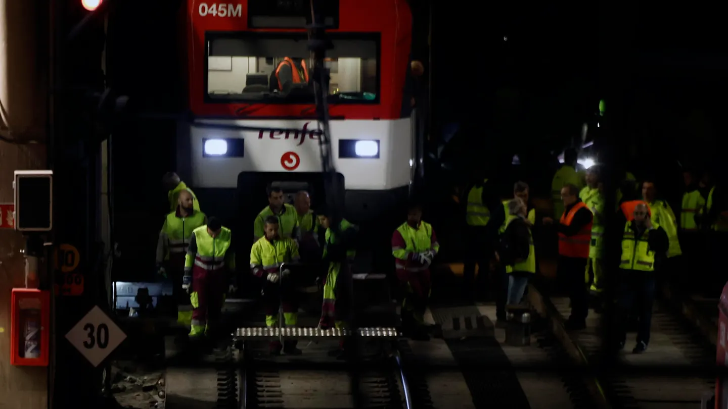 Un tren de cercanías de Renfe que realizaba el recorrido entre las estaciones Aeropuerto – Príncipe Pío en Madrid sufre la salida de vía de un eje a la entrada de la estación de Atocha. Un tren de cercanías de Renfe que realizaba el recorrido entre las estaciones Aeropuerto – Príncipe Pío en Madrid sufre la salida de vía de un eje a la entrada de la estación de Atocha.