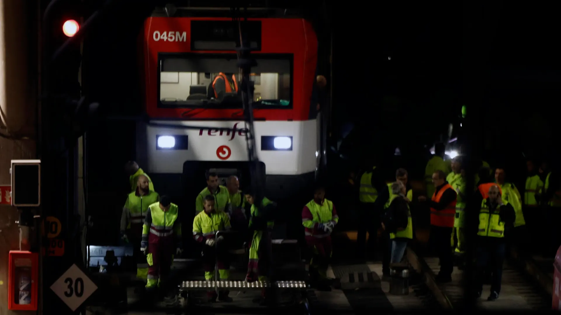 Un tren de cercanías de Renfe que realizaba el recorrido entre las estaciones Aeropuerto – Príncipe Pío en Madrid sufre la salida de vía de un eje a la entrada de la estación de Atocha.