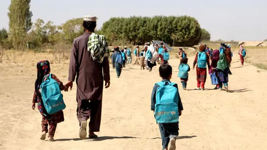 Niiños y niñas afganos regresan a casa después de asistir a una clase al aire libre debido a la falta de un edificio escolar, en la aldea de Barwai del distrito de Arghandab, provincia de Zabul, Afganistán, Niiños y niñas afganos regresan a casa después de asistir a una clase al aire libre debido a la falta de un edificio escolar, en la aldea de Barwai del distrito de Arghandab, provincia de Zabul, Afganistán,