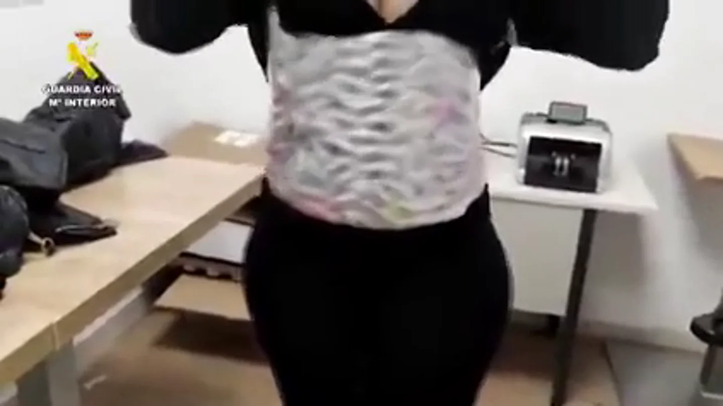Una persona con una faja con droga Una persona con una faja con droga