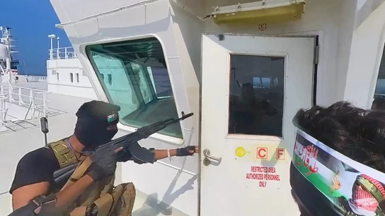 Hutíes de Yemen en el momento en el que atacan un barco Hutíes de Yemen en el momento en el que atacan un barco