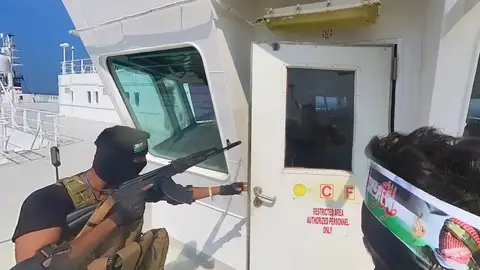 Hutíes de Yemen en el momento en el que atacan un barco