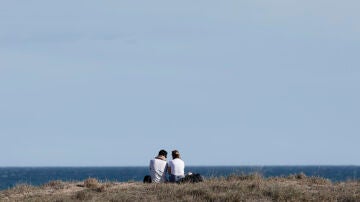 Dos personas disfrutan de las agradables temperaturas registradas en la playa de Saler de Valencia