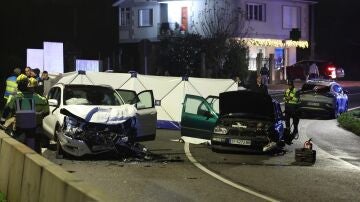 Imagen de los dos coches implicados en un accidente de tráfico en Marín