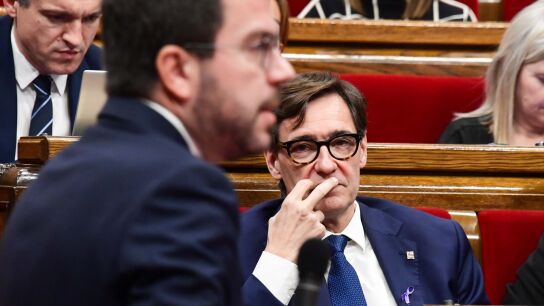 Salvador Illa escucha una intervenci&oacute;n de Aragon&egrave;s en el Parlament