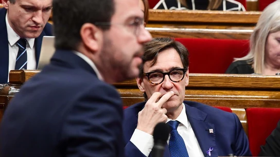 Salvador Illa escucha una intervención de Aragonès en el Parlament Salvador Illa escucha una intervención de Aragonès en el Parlament