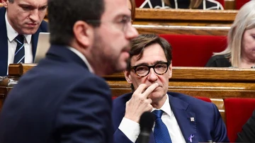 Salvador Illa escucha una intervención de Aragonès en el Parlament