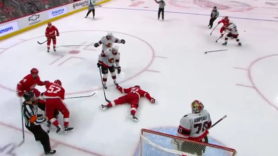 Larkin, desplomado en el hielo Larkin, desplomado en el hielo