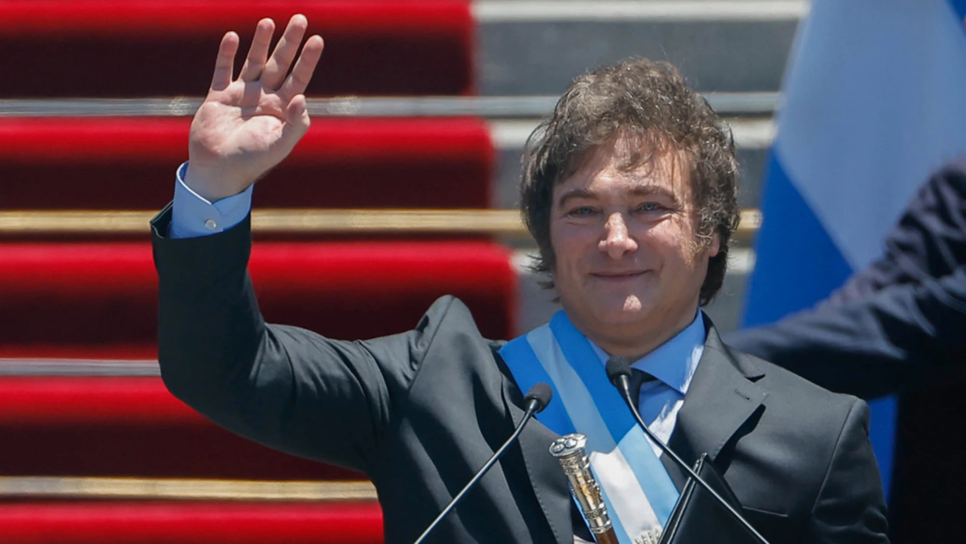  El presidente electo de Argentina, Javier Milei, saluda a los asistentes después de jurar como próximo jefe de Estado