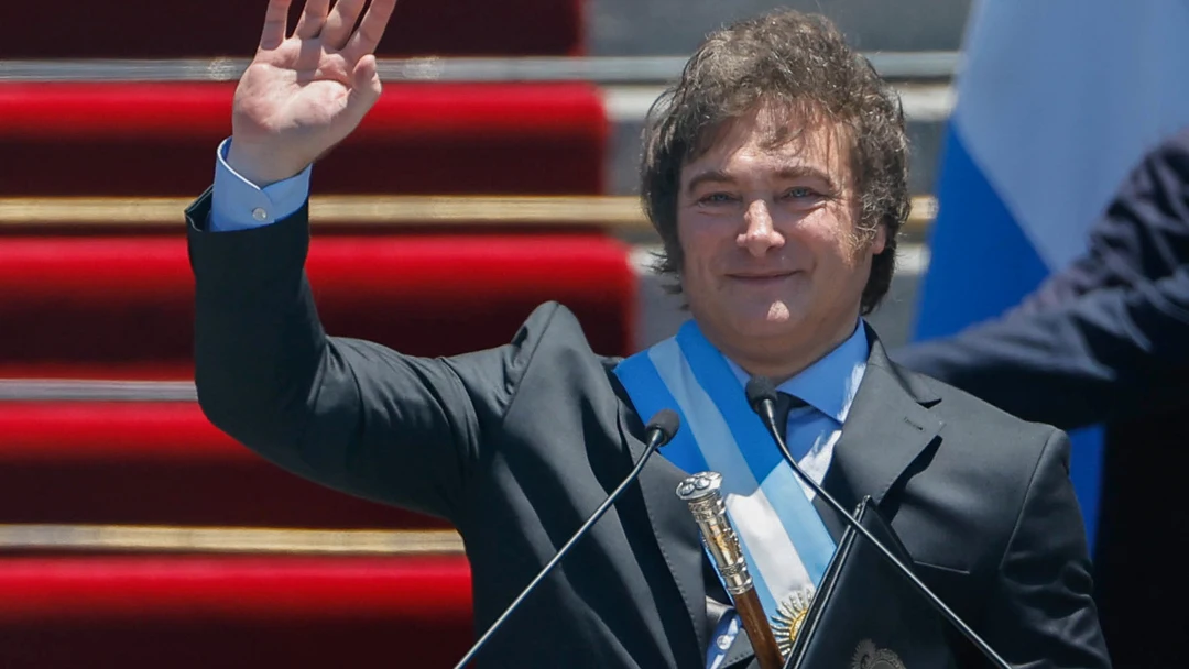El presidente electo de Argentina, Javier Milei, saluda a los asistentes después de jurar como próximo jefe de Estado El presidente electo de Argentina, Javier Milei, saluda a los asistentes después de jurar como próximo jefe de Estado
