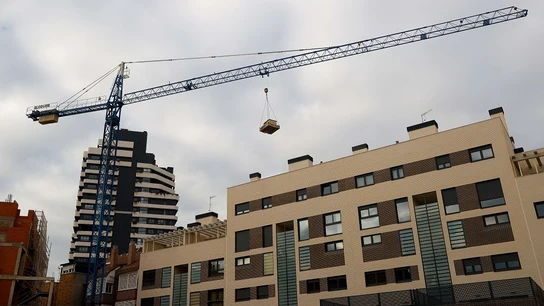Imagen de archivo de un bloque de viviendas nuevas en fase de construcción Imagen de archivo de un bloque de viviendas nuevas en fase de construcción