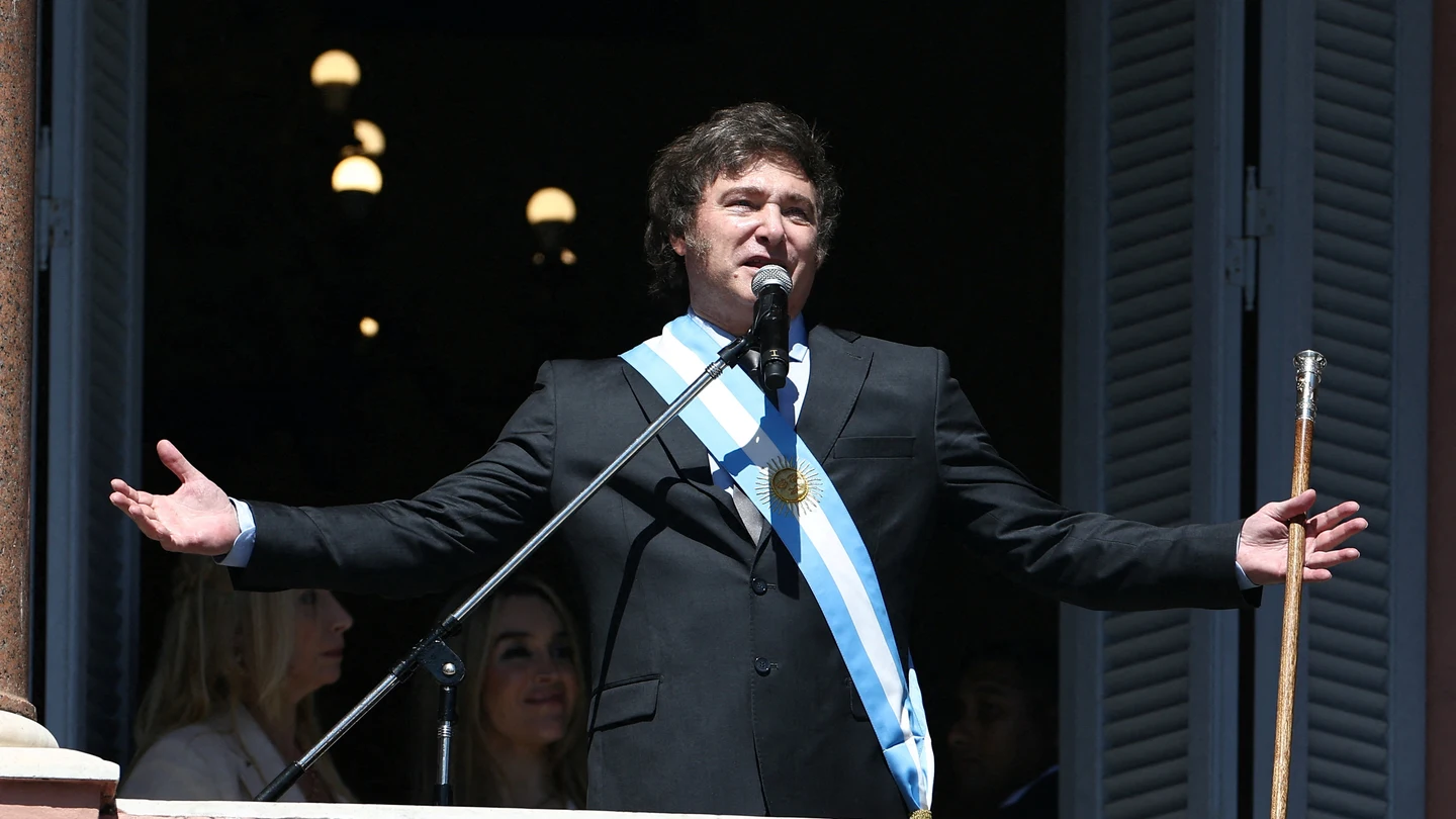 El presidente de Argentina, Javier Milei, en el balcón de la Casa Rosada El presidente de Argentina, Javier Milei, en el balcón de la Casa Rosada/ Reuters
