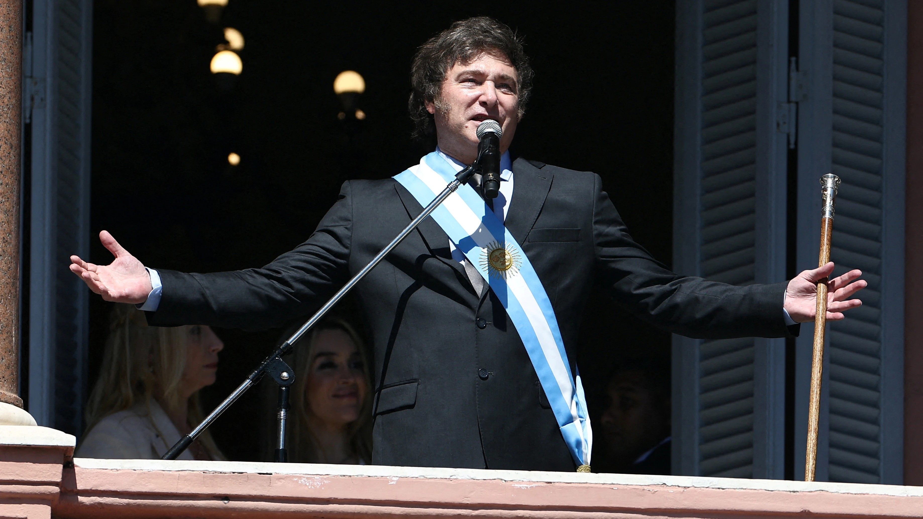 El presidente de Argentina, Javier Milei, en el balcón de la Casa Rosada/ Reuters