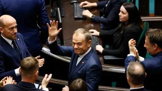 Donald Tusk saluda tras recibir el respaldo del Parlamento polaco Donald Tusk saluda tras recibir el respaldo del Parlamento polaco