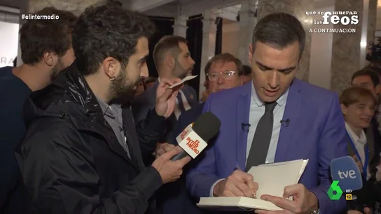 Isma Juárez, tras conseguir pasarle un décimo de lotería por la espalda a Sánchez: "Esto vale oro" Tras coincidir con Pedro Sánchez en la presentación de su libro, Isma Juárez desvela en El Intermedio cuál es el número del décimo que consiguió pasar por la espalda del presidente del Gobierno.