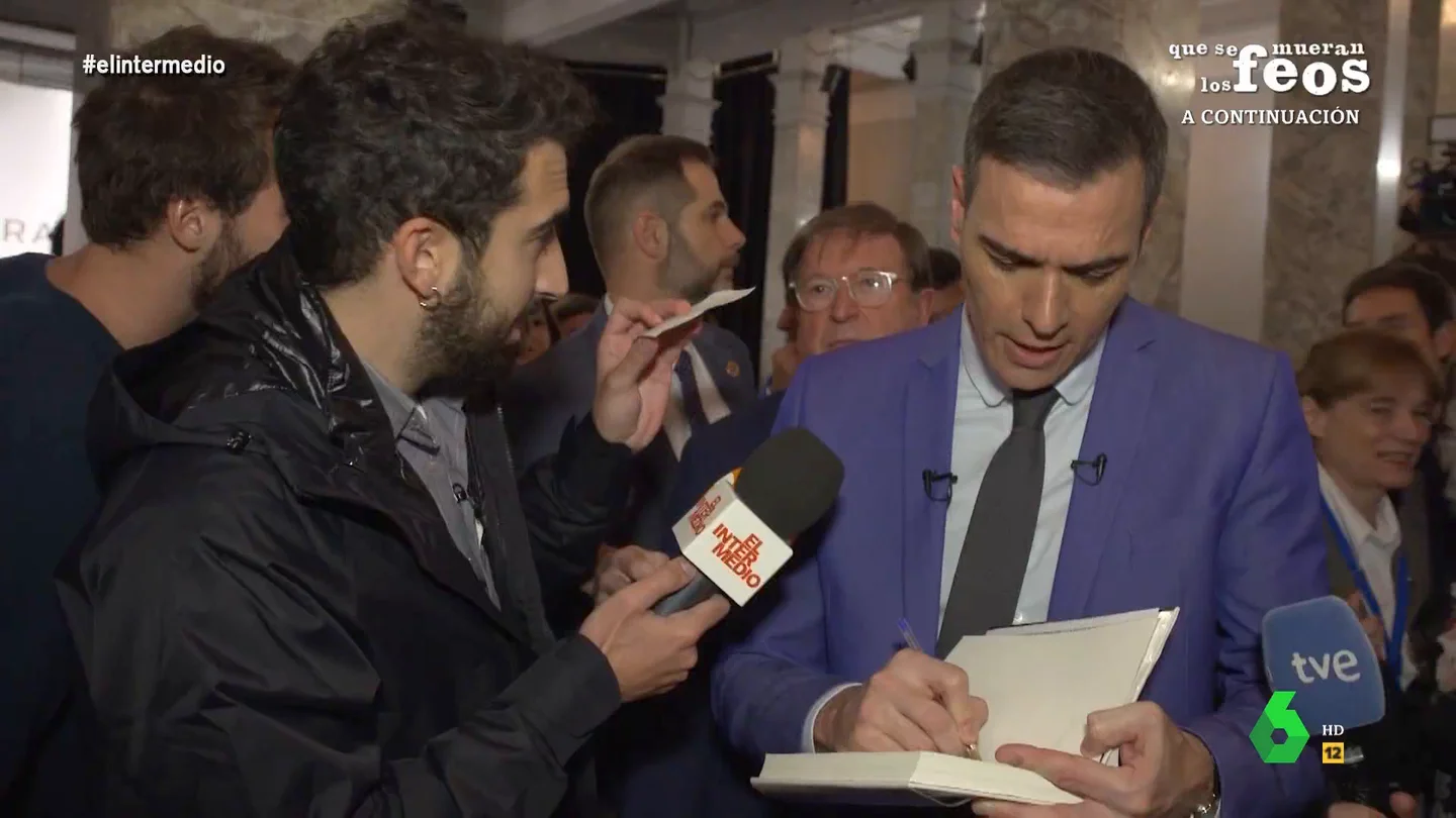 Isma Juárez, tras conseguir pasarle un décimo de lotería por la espalda a Sánchez: "Esto vale oro" Tras coincidir con Pedro Sánchez en la presentación de su libro, Isma Juárez desvela en El Intermedio cuál es el número del décimo que consiguió pasar por la espalda del presidente del Gobierno.