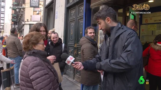 El plan de Isma Juárez para saltarse la cola de Doña Manolita y comprar un décimo de Lotería "Me he conseguido colar en los Grammy Latino y no consigo pasar la puerta de esta señora", afirma Isma Juárez, que en este vídeo pide a una mujer que espera en 'Doña Manolita' que le compre un décimo de Lotería de Navidad para saltarse la cola.