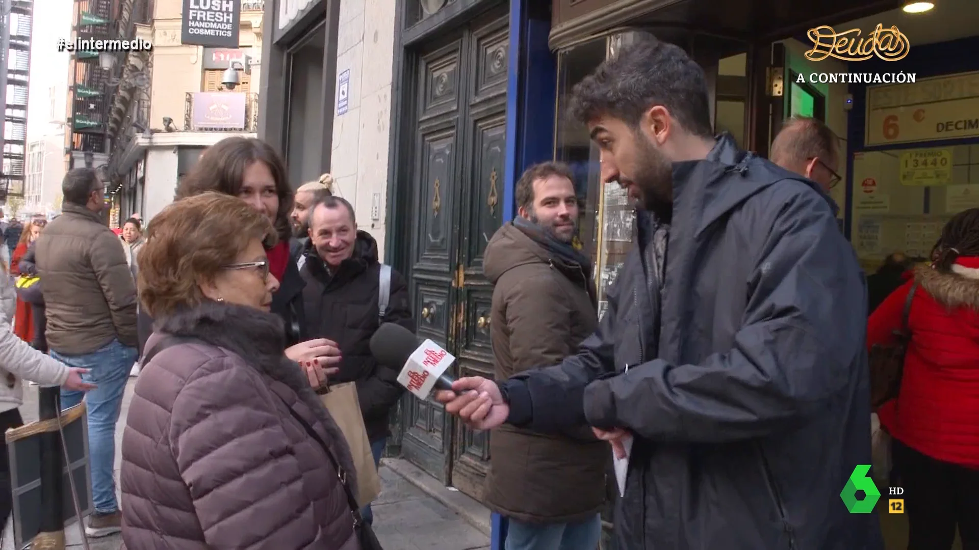 "Me he conseguido colar en los Grammy Latino y no consigo pasar la puerta de esta señora", afirma Isma Juárez, que en este vídeo pide a una mujer que espera en 'Doña Manolita' que le compre un décimo de Lotería de Navidad para saltarse la cola.