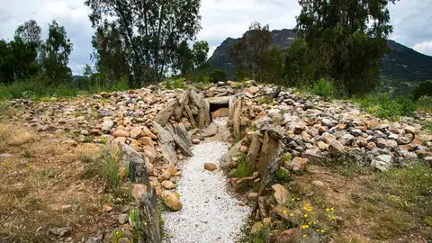 Dolmen de El Cerro de La Barca, en la Reserva de la Biosfera de La Siberia Dolmen de El Cerro de La Barca, en la Reserva de la Biosfera de La Siberia
