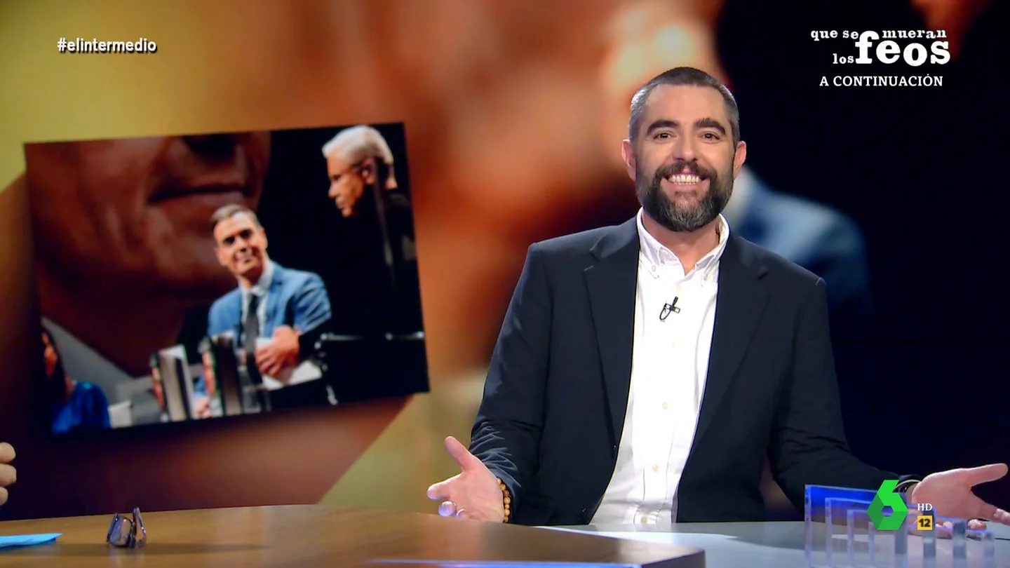 Dani Mateo repasa los mejores momentos de la presentación del libro de Sánchez: "Solo le faltó hacer el baile 'chuminero'" Dani Mateo repasa los mejores momentos de la presentación del libro de Sánchez: "Solo le faltó hacer el baile 'chuminero'"