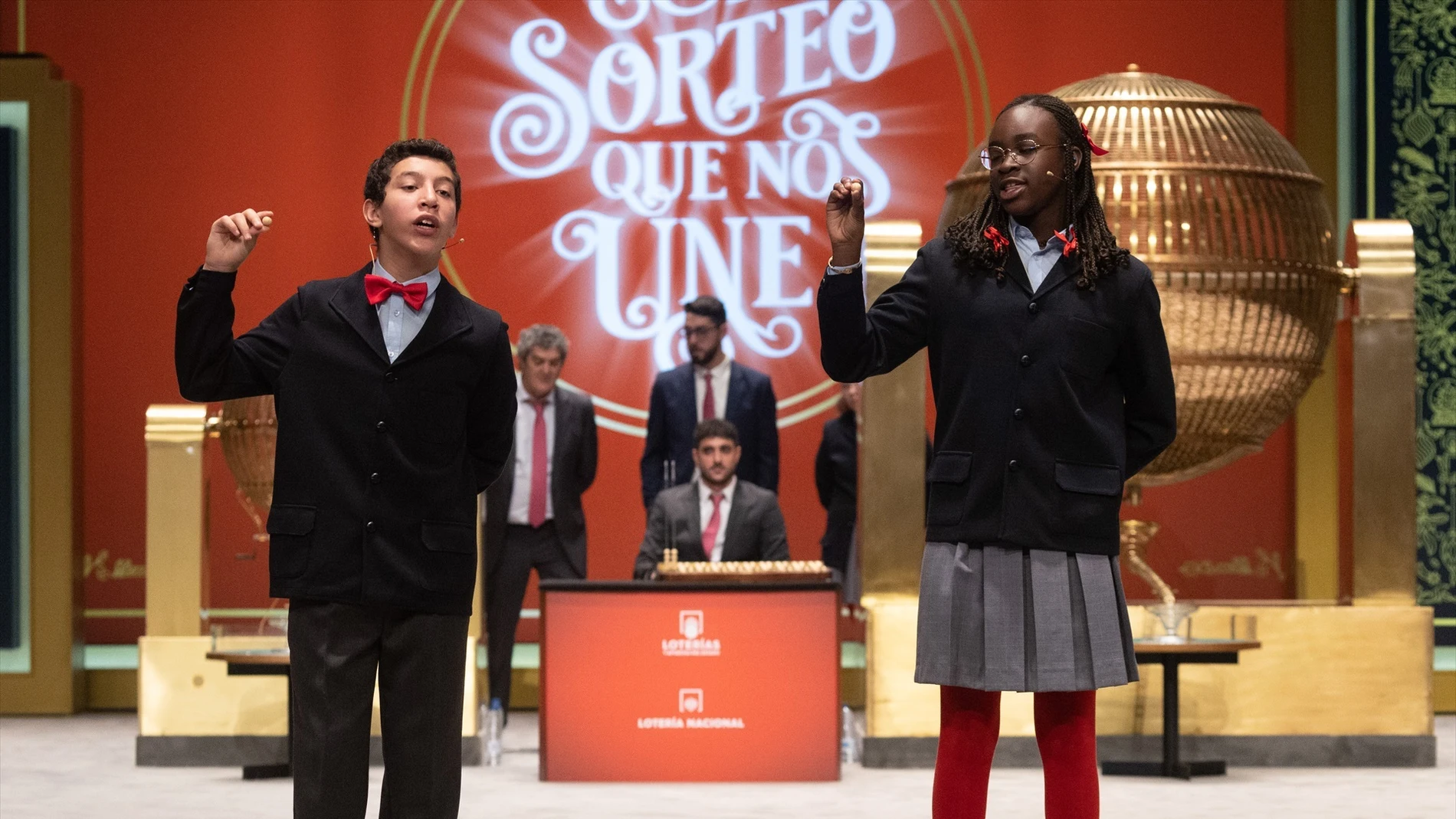 Dos niños de la residencia de San Ildefonso cantan un cuarto premio del Sorteo Extraordinario de la Lotería de Navidad 2022.