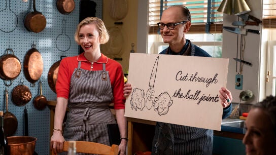 David Hyde Pierce (junto a Fiona Glascott) en el rodaje de la serie de HBO Max 'Julia', sobre la cocinera Julia Child.