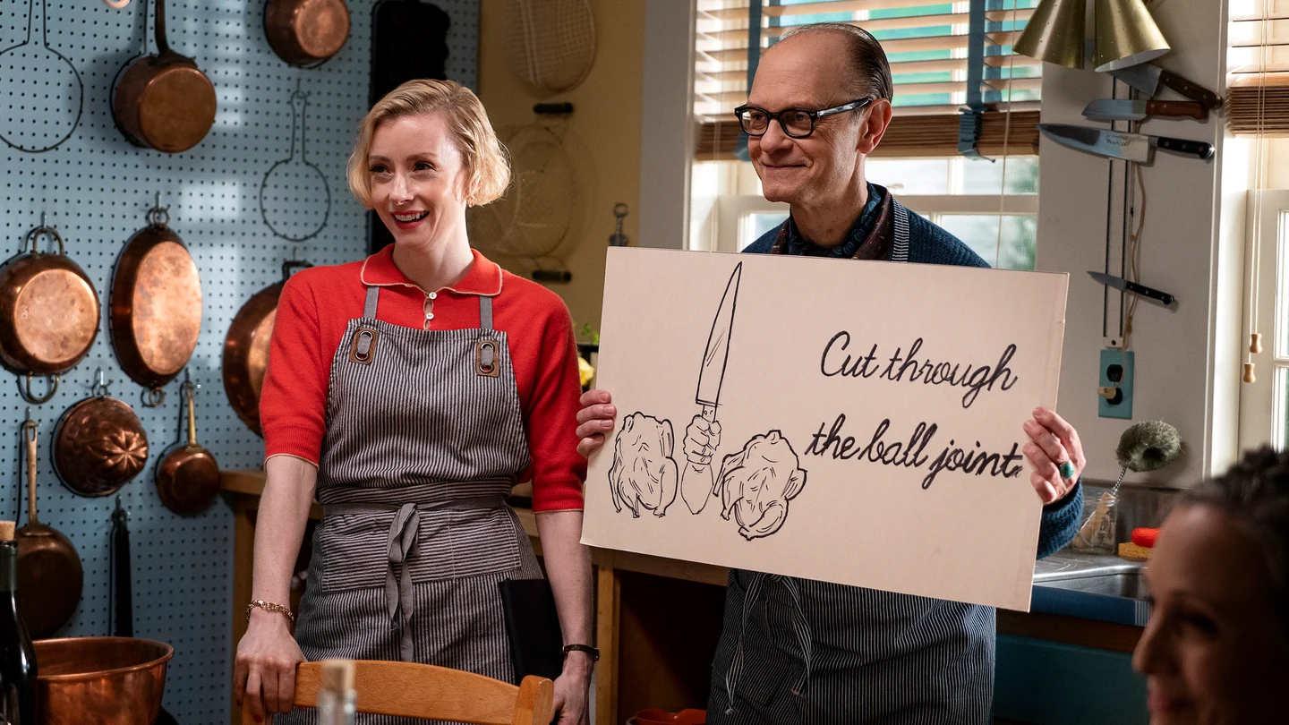 David Hyde Pierce (junto a Fiona Glascott) en el rodaje de la serie de HBO Max 'Julia', sobre la cocinera Julia Child. David Hyde Pierce (junto a Fiona Glascott) en el rodaje de la serie de HBO Max 'Julia', sobre la cocinera Julia Child.