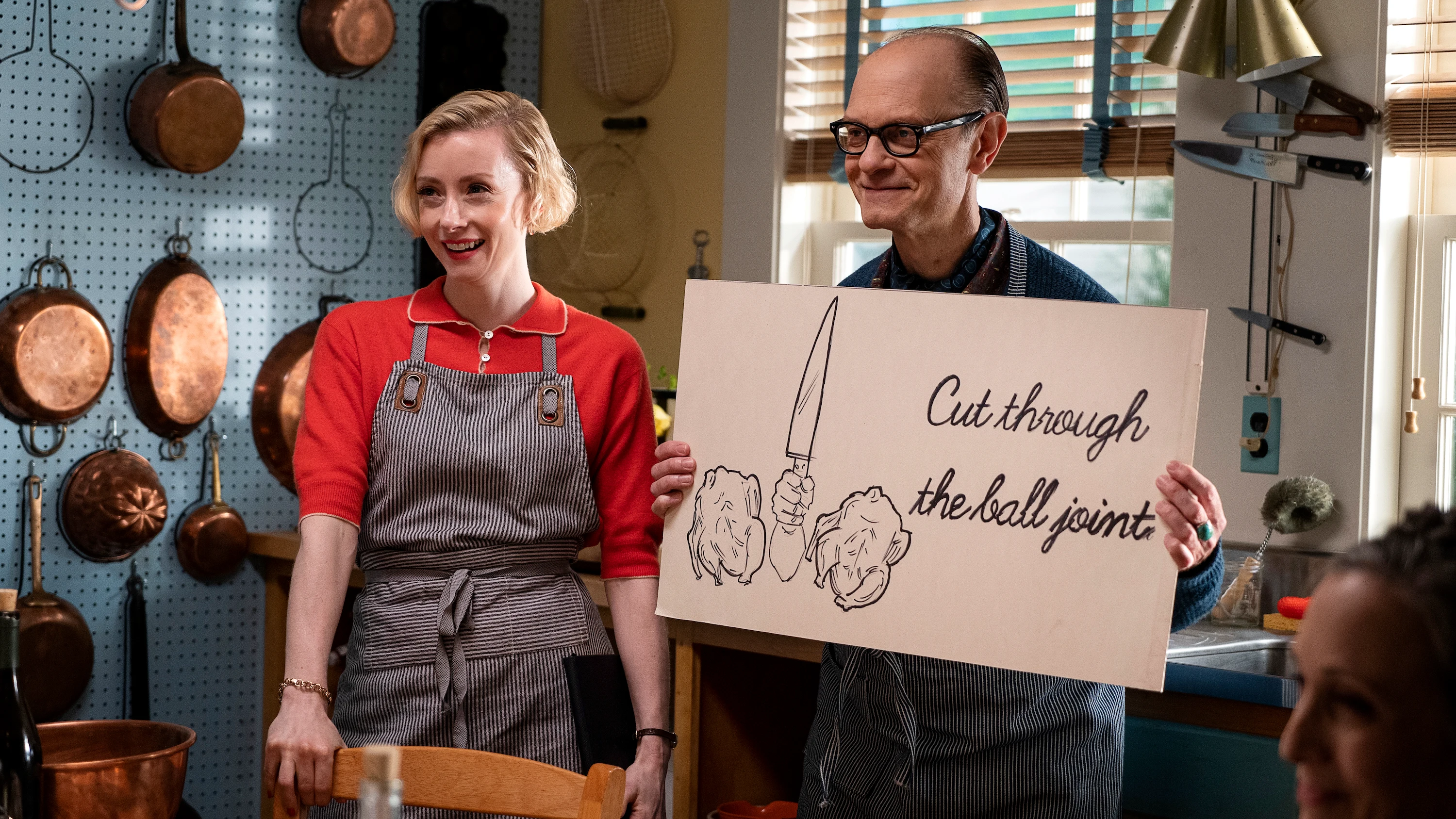 David Hyde Pierce (junto a Fiona Glascott) en el rodaje de la serie de HBO Max 'Julia', sobre la cocinera Julia Child.