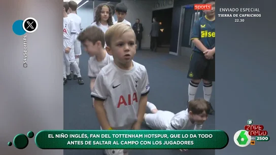El curioso ritual de un niño antes de 'saltar' al campo le convierte en el futbolista más adorable El curioso ritual de un niño antes de 'saltar' al campo le convierte en el futbolista más adorable