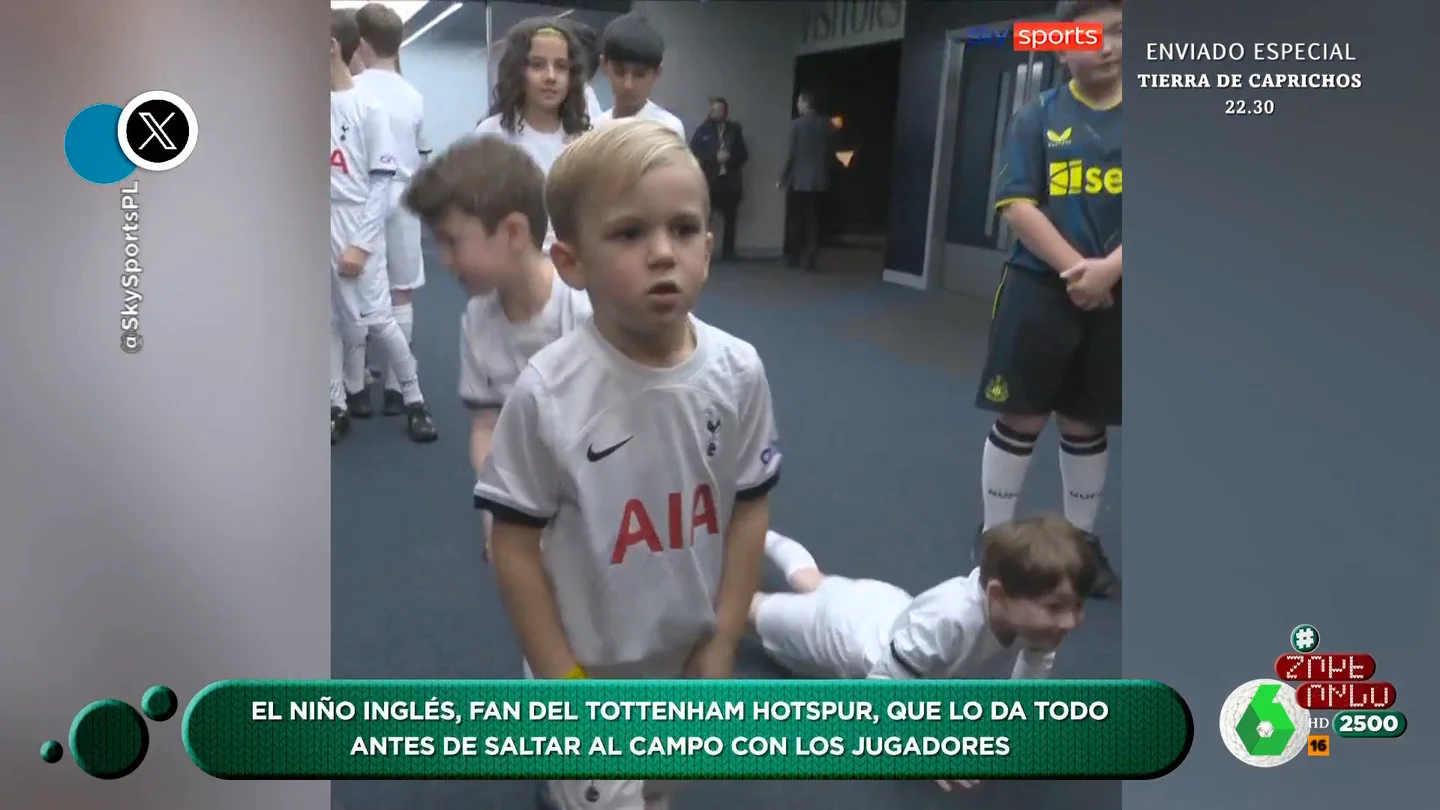 El curioso ritual de un niño antes de 'saltar' al campo le convierte en el futbolista más adorable El curioso ritual de un niño antes de 'saltar' al campo le convierte en el futbolista más adorable