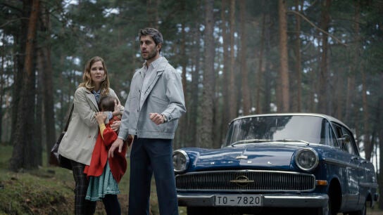 Natalia S&aacute;nchez como Bego&ntilde;a Montes, Amanda C&aacute;rdenas como Julia y Daniel Tatay como Andr&eacute;s de la Reina.