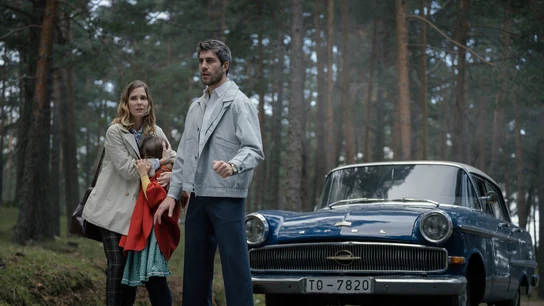 Natalia Sánchez como Begoña Montes, Amanda Cárdenas como Julia y Daniel Tatay como Andrés de la Reina. Natalia Sánchez como Begoña Montes, Amanda Cárdenas como Julia y Daniel Tatay como Andrés de la Reina.