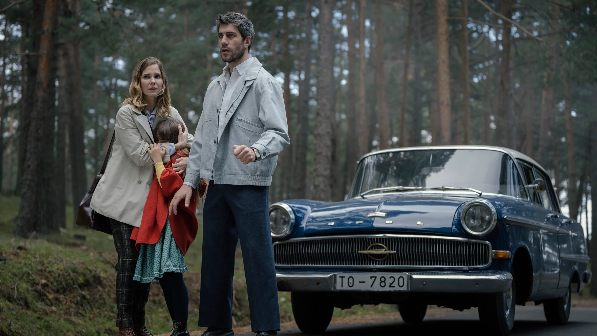 Natalia Sánchez como Begoña Montes, Amanda Cárdenas como Julia y Daniel Tatay como Andrés de la Reina.