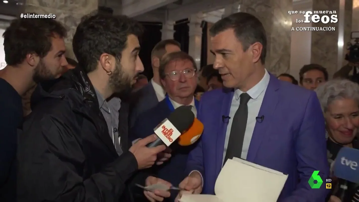 La divertida riña de Pedro Sánchez a Isma Juárez por decir un taco: "No digas eso" La divertida riña de Pedro Sánchez a Isma Juárez por decir un taco: "No digas eso, estás en horario infantil"