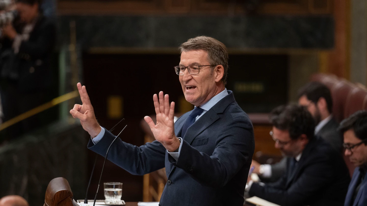 Feijóo muestra siete dedos a la tribuna del PSOE, en alusión a los siete diputados de Junts Feijóo muestra siete dedos a la tribuna del PSOE, en alusión a los siete diputados de Junts