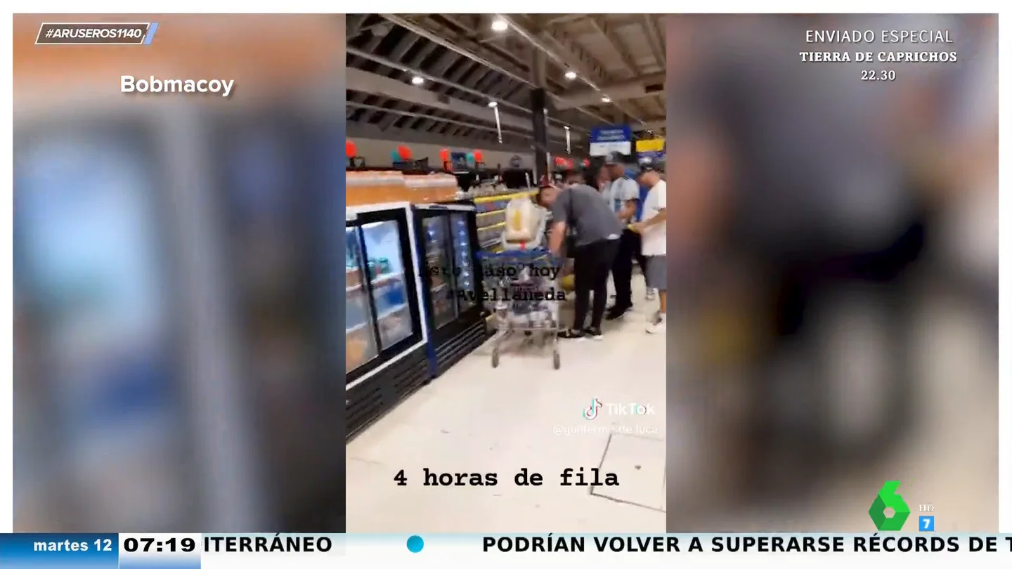 Los cajeros de un supermercado llaman a la Policía para echar a los clientes tras terminar su jornada laboral Los cajeros de un supermercado llaman a la Policía para echar a los clientes tras terminar su jornada laboral