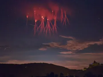 'Duendes rojos' formados sobre tormentas eléctricas 'Duendes rojos' formados sobre tormentas eléctricas
