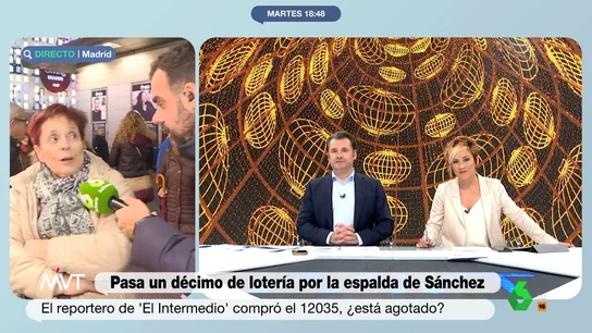 Javier Bastida asegura que llevar 25 décimos de Lotería no es mucho y recibe el zasca de una señora "Señora, ¿usted cuántos números de lotería lleva?", pregunta Javier Bastida a una mujer frente a las puertas de 'Doña Manolita', que le da una sorprendente respuesta que desmonta la teoría del reportero de que "llevar 25 números no es mucho".