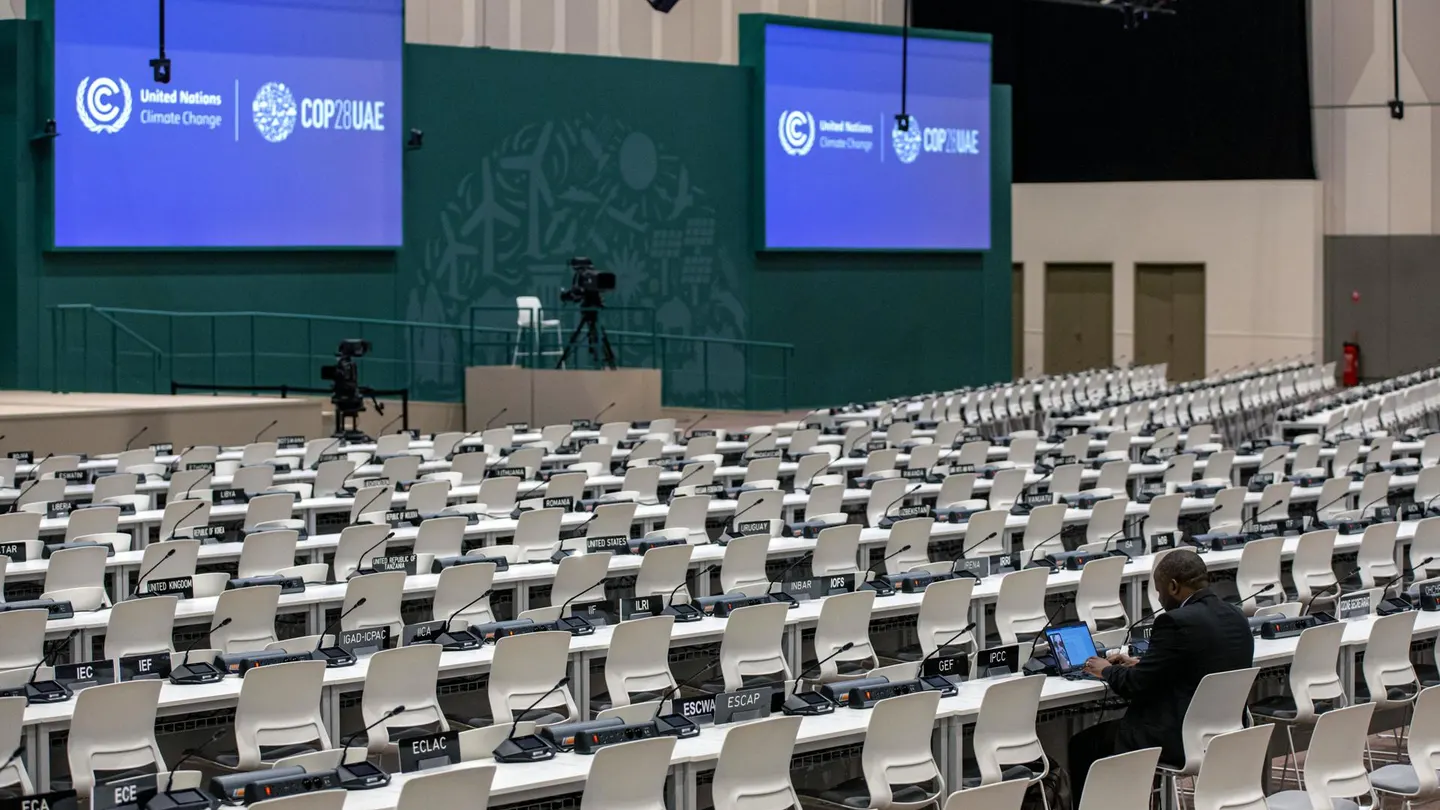 Un participante en la sala de plenario durante la COP28 en Dubái, este 12 de diciembre. Un participante en la sala de plenario durante la COP28 en Dubái, este 12 de diciembre.