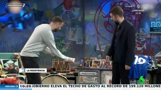 El dardo de David Broncano a María Pombo en La Resistencia después de que Borja Mayoral tape su nombre: "Para ella, Atocha es África" El dardo de David Broncano a María Pombo en La Resistencia después de que Borja Mayoral tape su nombre: "Para ella, Atocha es África"