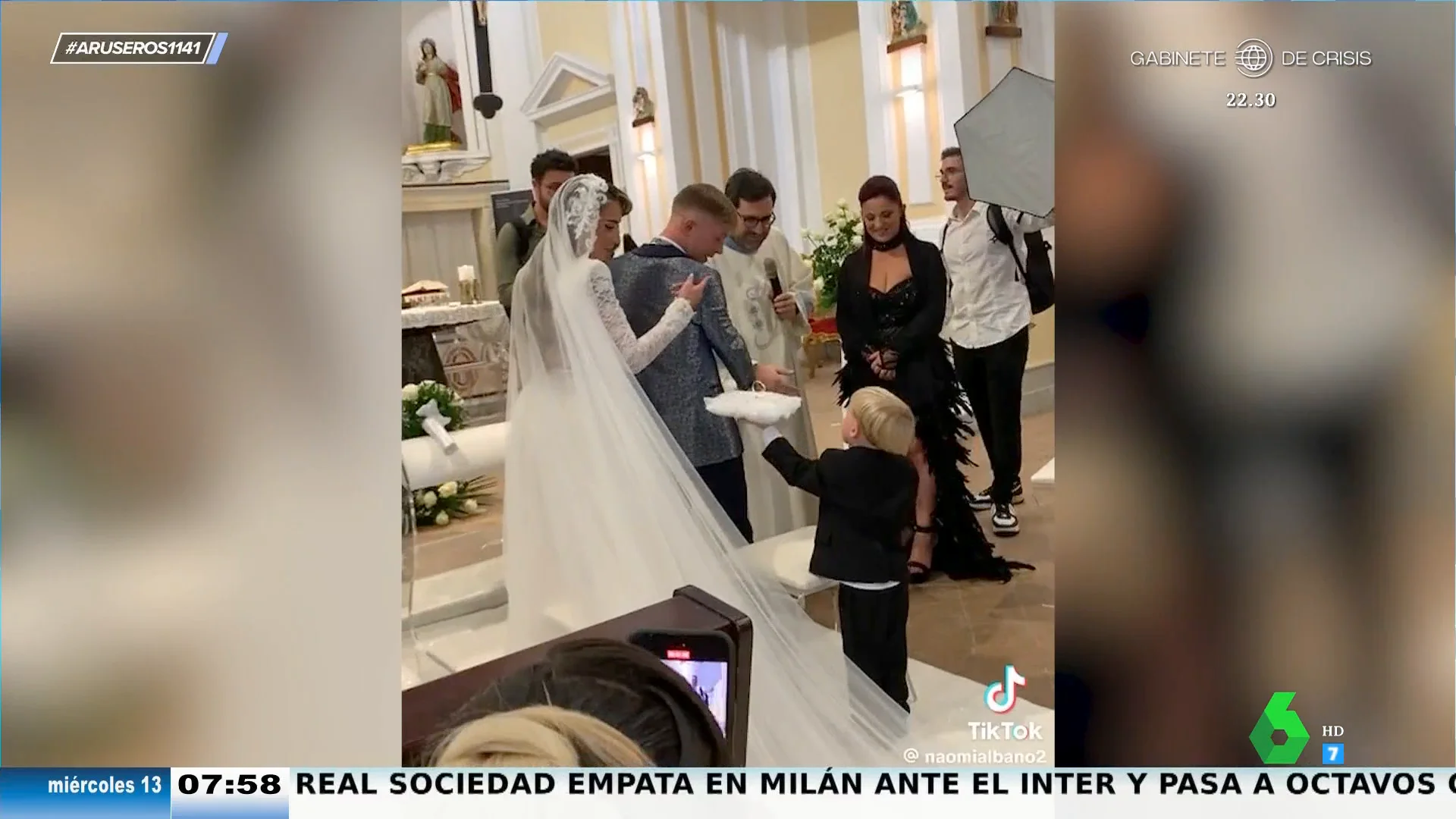 El niño que lleva los anillos en la boda tiene un pequeño percance antes de llegar al altar: "Si llevara la tarta..."