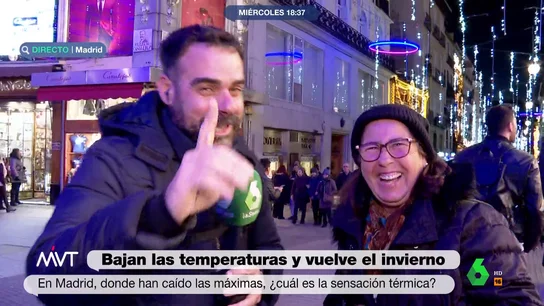La proposición indecente de una señora al reportero Bastida "Podemos quitar al oso y el madroño y me pongo yo en medio y que la gente me esté frotando", comenta Javier Bastida al ver cómo varias personas le piden pasarle el décimo de Lotería de Navidad por la espalda. El divertido momento, en este vídeo.