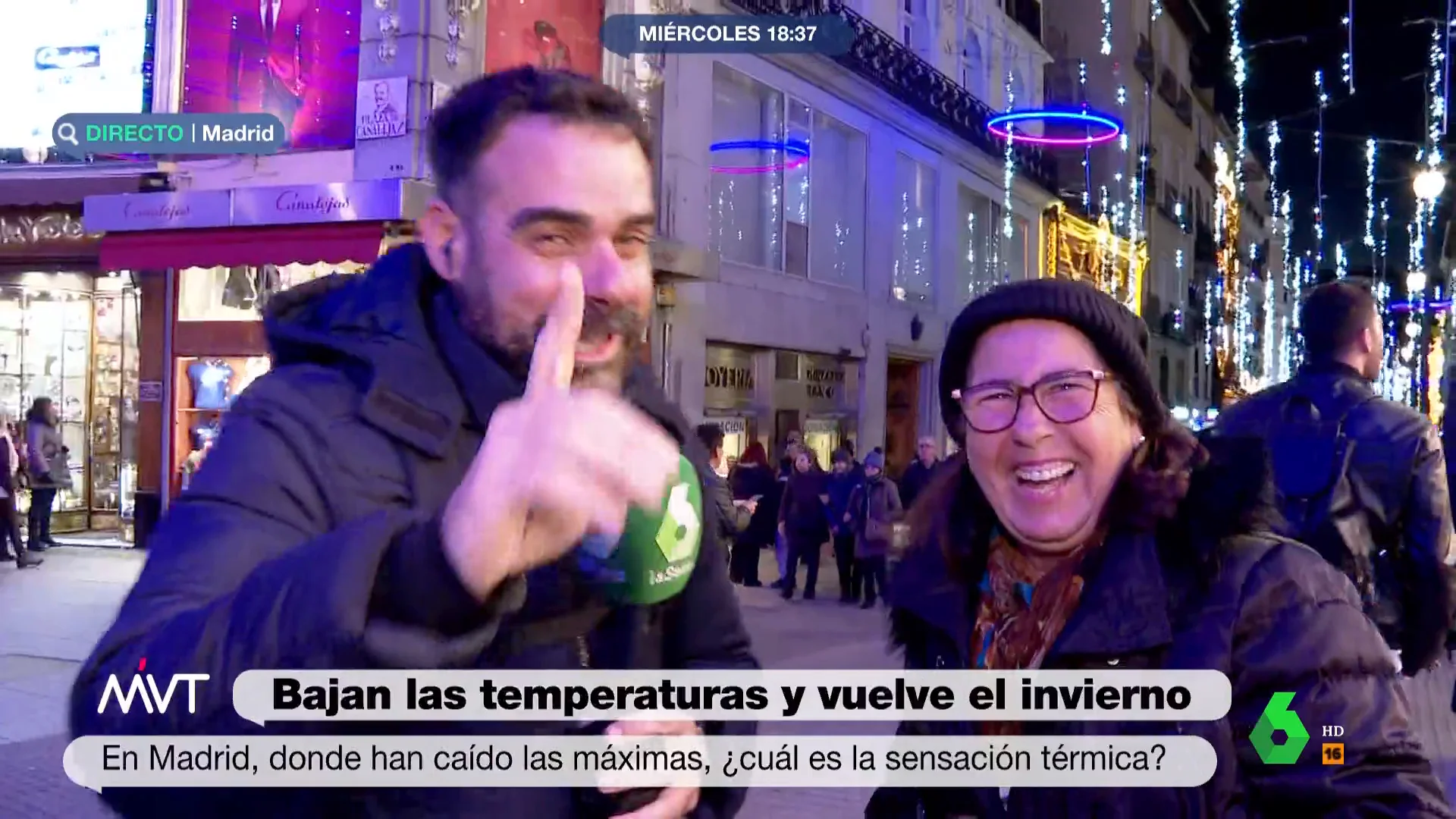 "Podemos quitar al oso y el madroño y me pongo yo en medio y que la gente me esté frotando", comenta Javier Bastida al ver cómo varias personas le piden pasarle el décimo de Lotería de Navidad por la espalda. El divertido momento, en este vídeo.