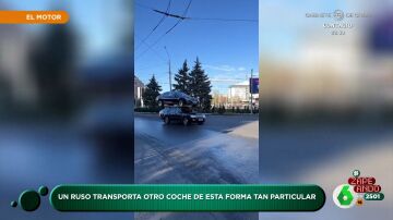 El insólito método que utiliza un ruso para transportar un coche: "Ante todo, seguridad"