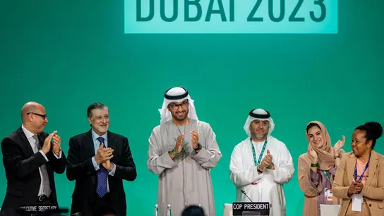 La COP28 adopta acuerdo para alejarse de los combustibles fósiles La COP28 adopta acuerdo para alejarse de los combustibles fósiles