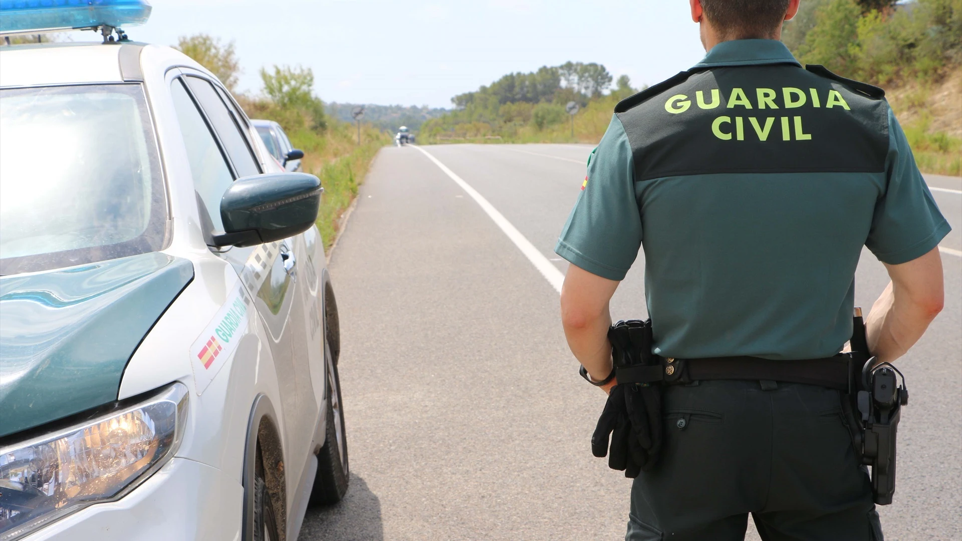 Un agente de la Guardia Civil en un control.